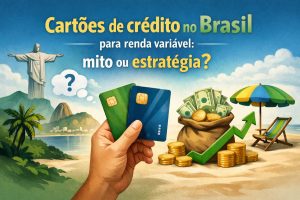 Ilustração conceitual sobre cartões de crédito no Brasil para pessoas com renda variável, mostrando uma mão segurando dois cartões de crédito em primeiro plano. Ao fundo, há elementos simbólicos como o Cristo Redentor, montanhas, praia, um saco de dinheiro com notas e moedas, uma seta verde apontando para cima e uma cadeira de praia com guarda-sol. A composição visual representa a dúvida entre mito e estratégia no uso do crédito, associando consumo, planejamento financeiro e crescimento econômico em um contexto brasileiro.