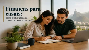 Casal planejando finanças pessoais em ambiente moderno e sofisticado, analisando orçamento e metas financeiras em conjunto, com notebook e caderno sobre a mesa. Imagem editorial premium sobre finanças para casais, alinhamento de planos, organização das contas domésticas, educação financeira, planejamento familiar e gestão financeira no cenário nacional brasileiro.